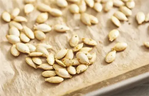 Roasted pumpkin seeds are crunchy and delicious. Here's how to make them yourself
